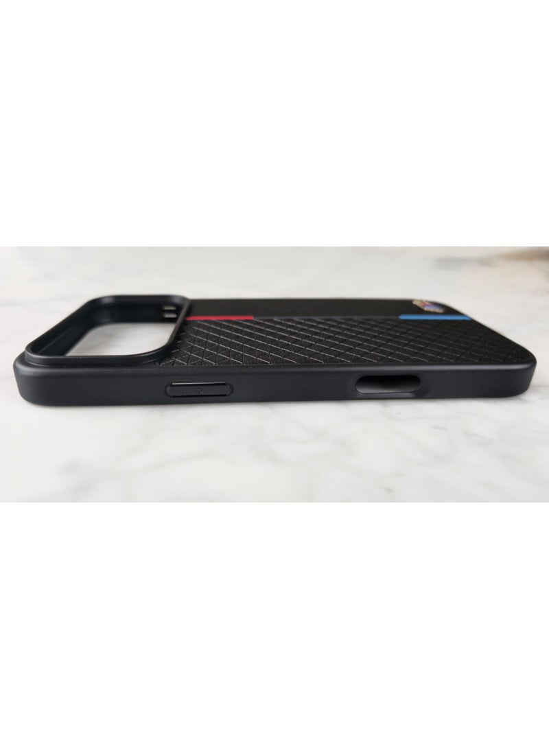 غطاء أنيق وحامي لهاتف iPhone 17 Pro Max. تضيف الخطوط الثلاثية اللون والتشطيب الملمسي لمسة من الأناقة مع منح هاتفك مظهراً رائعاً. - Image 4